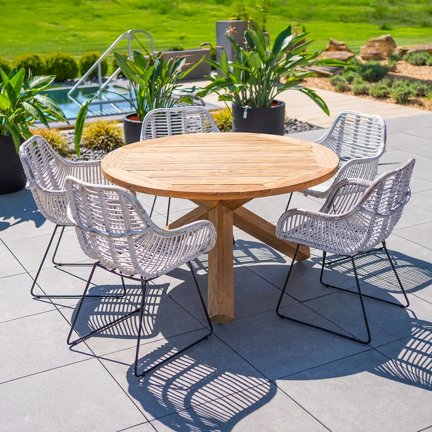 Ретро-кресло из выбеленного натурального ротанга LAVAL