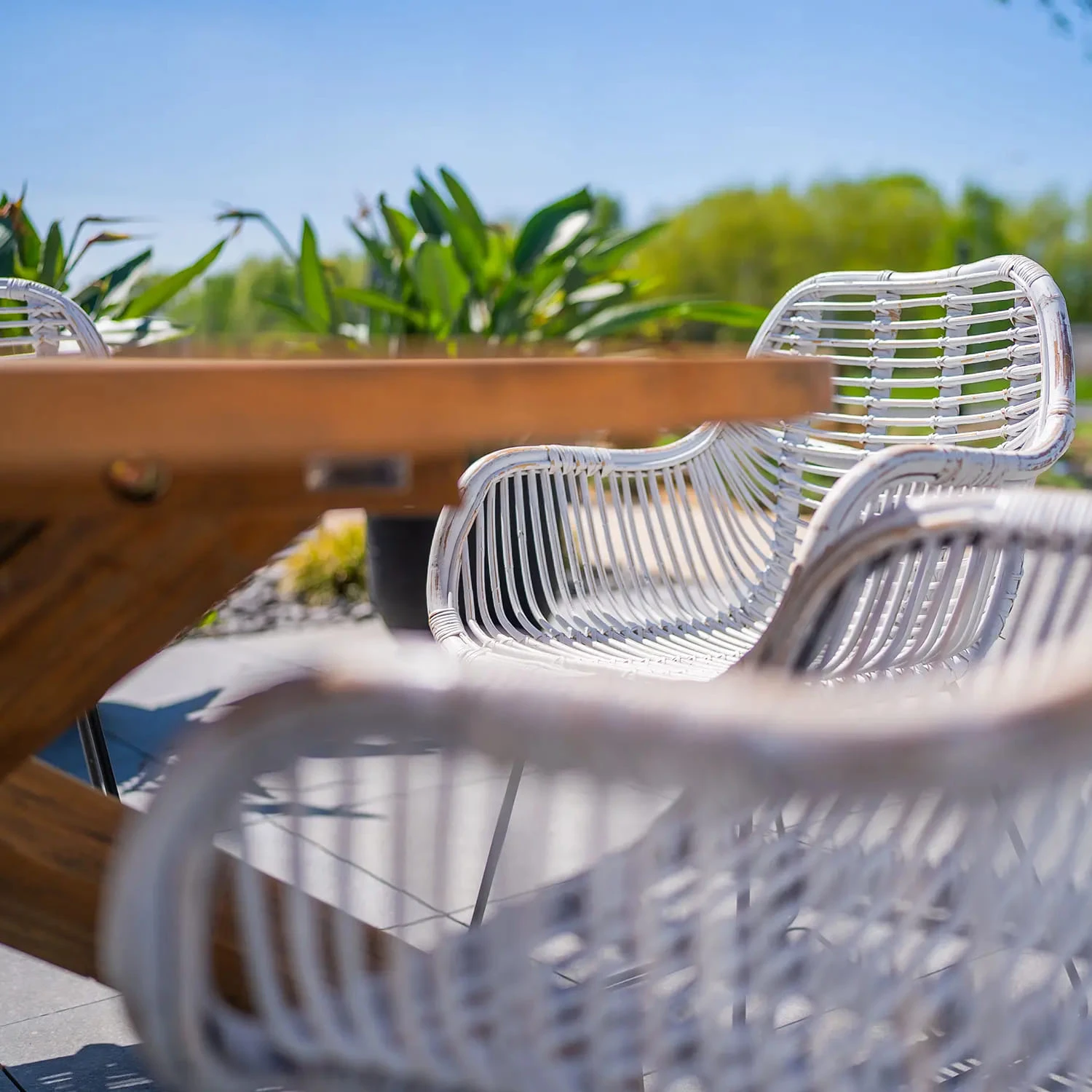 Ретро-кресло из выбеленного натурального ротанга LAVAL